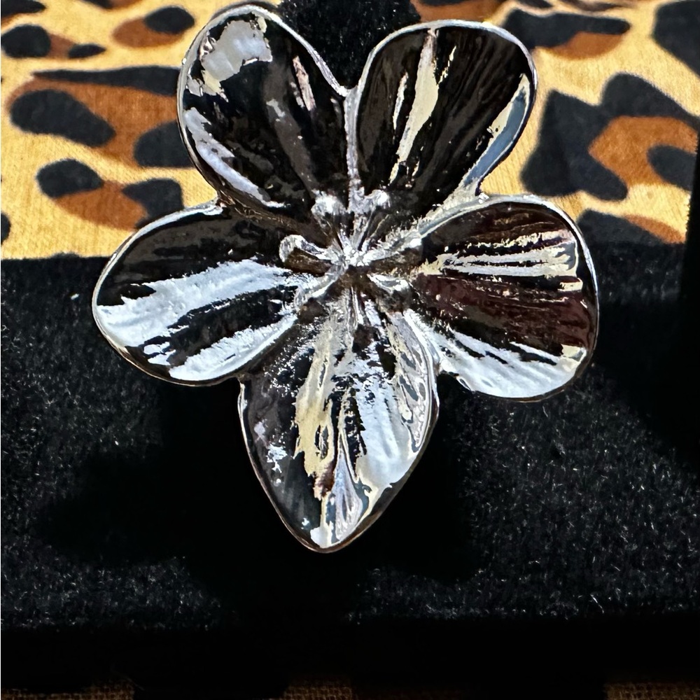 Elegant Silver Floral Ring